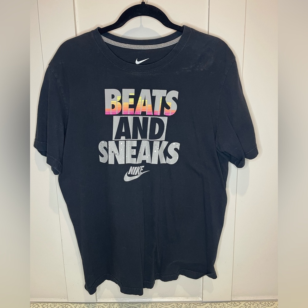 Nike Black “Beats and Sneaks” Graphic T-Shirt Size Mens Large Preloved